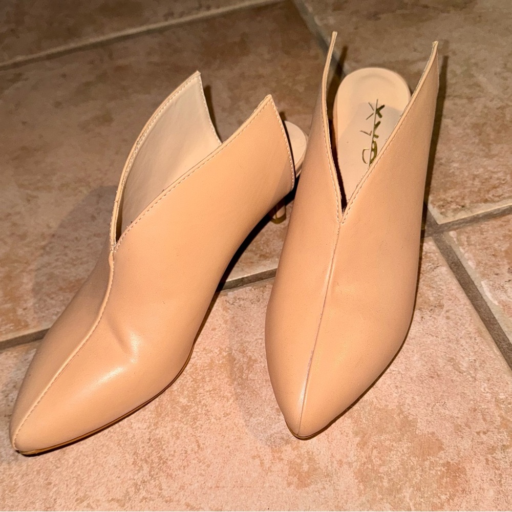 Women’s XYD low heeled closed toe shoe. In a size 6.5… BRAND NEW!!